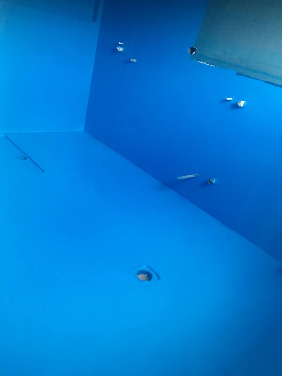 Membrane, walls and floor